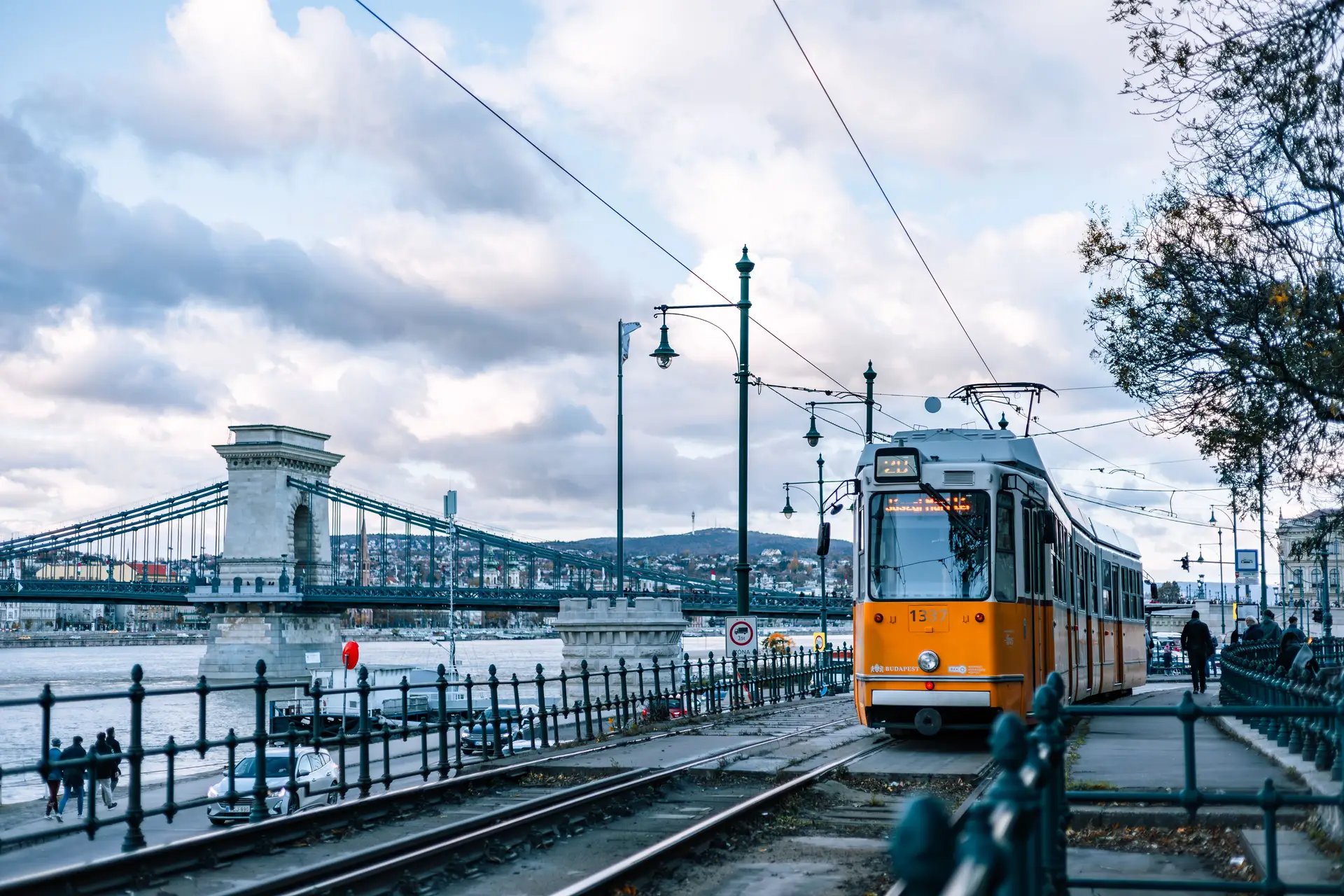 Budapesti közlekedés a Lánchídnál