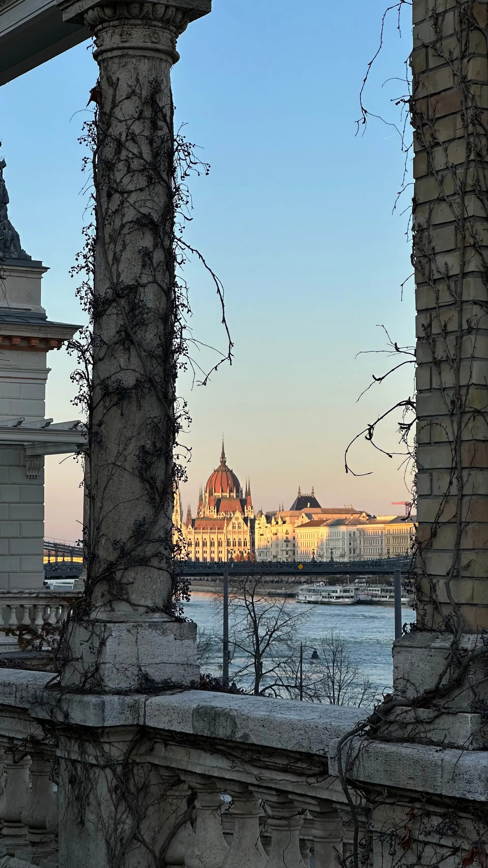 Parlament oszlopok között